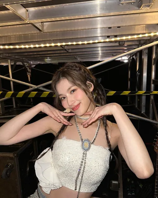 Сана из TWICE Сана из TWICE