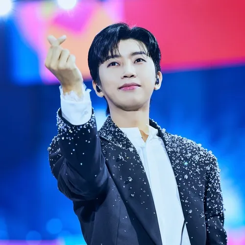 По примеру айдола: как фандом Лим Ёнуна помогает семьям погибших в результате крушения Jeju Air