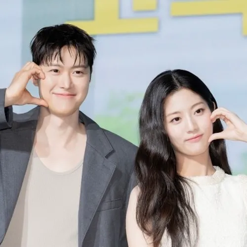 Ностальгия по 90-м: Кон Мён и Щин Ын Су в новом ромкоме «Кудрявая любовь»