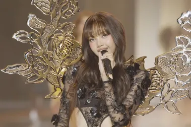 Лиса из BLACKPINK опровергла обвинения в липсинге на шоу Victoria's Secret