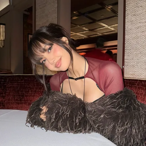 Слишком откровенно: Лиса из BLACKPINK переборщила с нарядом на фан-встрече в Сингапуре?