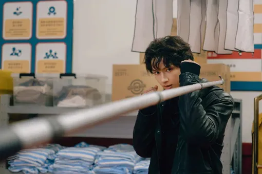 Джун из SEVENTEEN в фильме «Край тени» Джун из SEVENTEEN в фильме «Край тени»