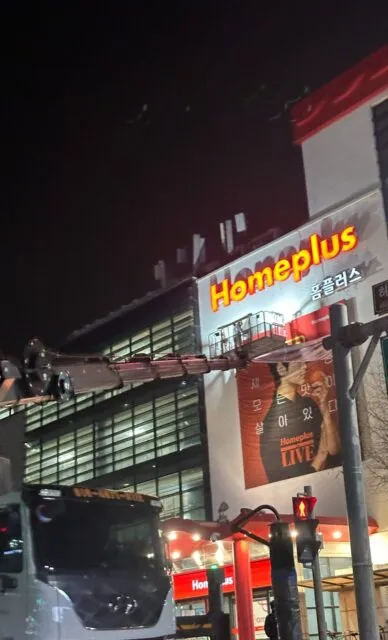 Розничная сеть Homeplus убирает рекламу с Ким Су Хёном Розничная сеть Homeplus убирает рекламу с Ким Су Хёном