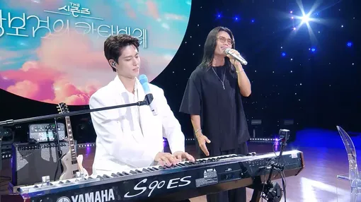 Zion.T исполнил свои песни под аккомпанемент фортепиано Пак Бо Гома Zion.T и Пак Бо Гом