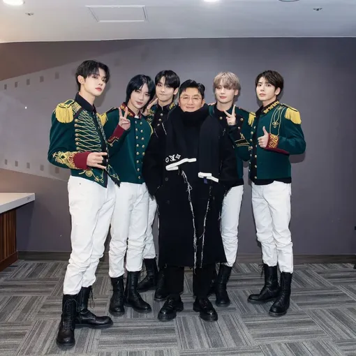 Группа TXT с основателем HYBE Бан Ши Хёком