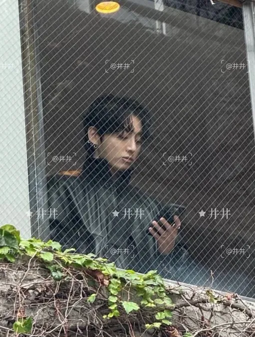 Чонгук стоит у окна бутика Chrome Hearts в районе Аояма в Токио Чонгук стоит у окна бутика Chrome Hearts в районе Аояма в Токио