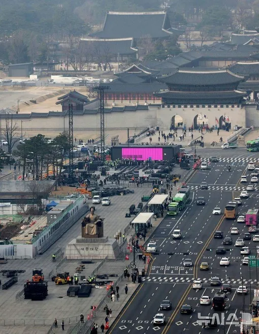 Подготовка к бесплатному концерту BTS на площади Кванхвамун в Сеуле