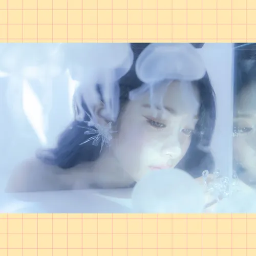 Юнджин из LE SSERAFIM выпустила новую авторскую песню Jellyfish