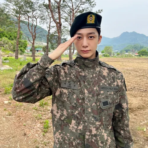 Хёнвон из MONSTA X завершил военную службу перед 10-летием группы