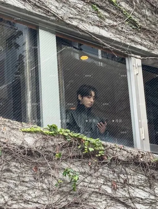 Чонгук стоит у окна бутика Chrome Hearts в районе Аояма в Токио Чонгук стоит у окна бутика Chrome Hearts в районе Аояма в Токио